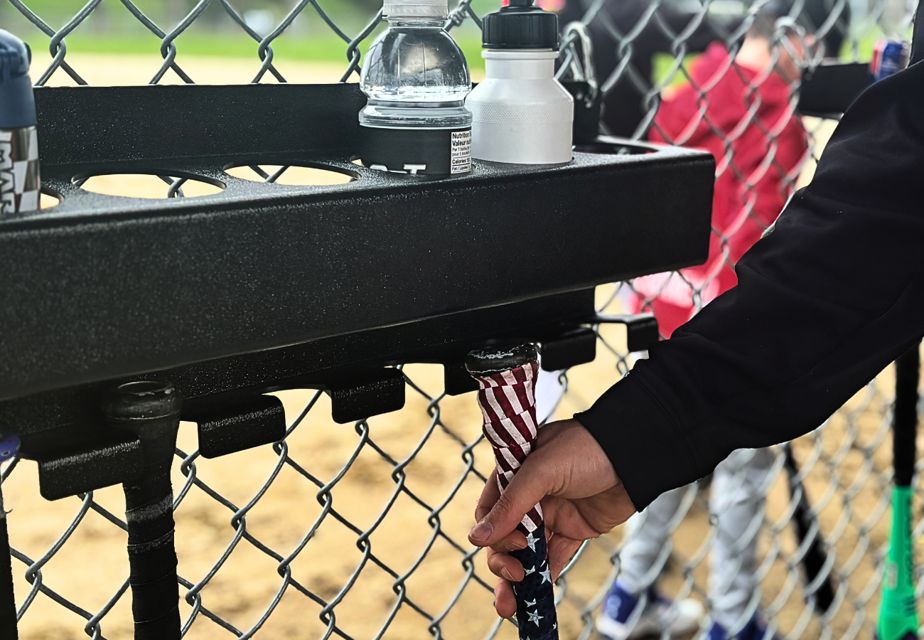 Support portatif pour bouteilles et bâtons de baseball