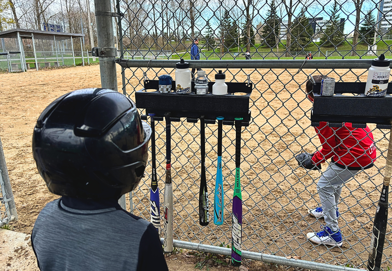 Support portatif pour bouteilles et bâtons de baseball