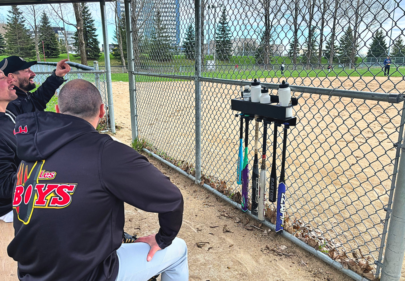Support portatif pour bouteilles et bâtons de baseball